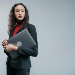 הסבה להייטק — אישה מקצועית עם מחשב נייד